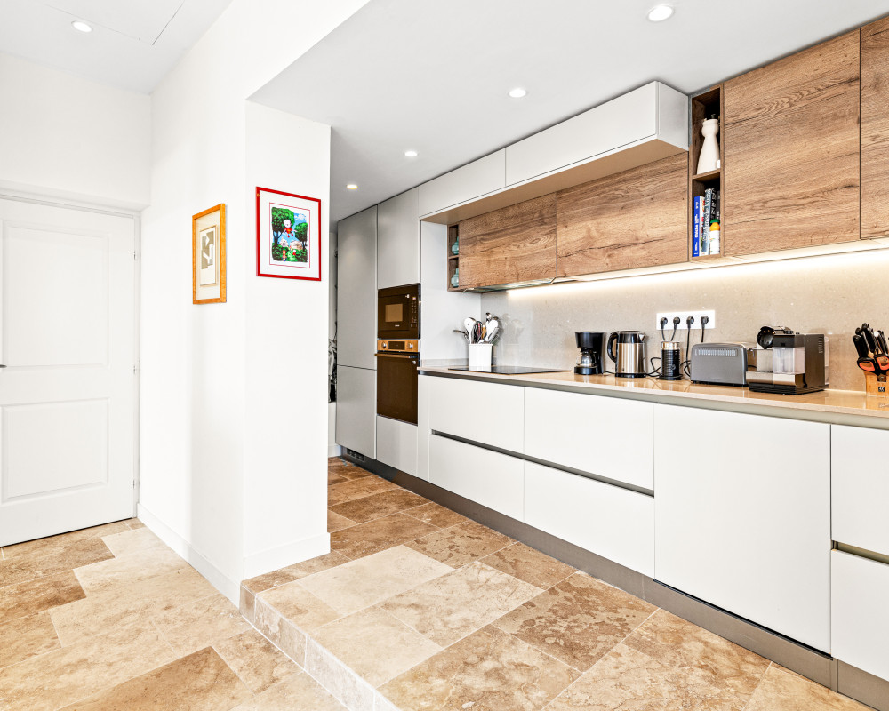 Jolie maison 5 pièces de 95 m² rénovée avec jardin et vue sur les collines et la mer