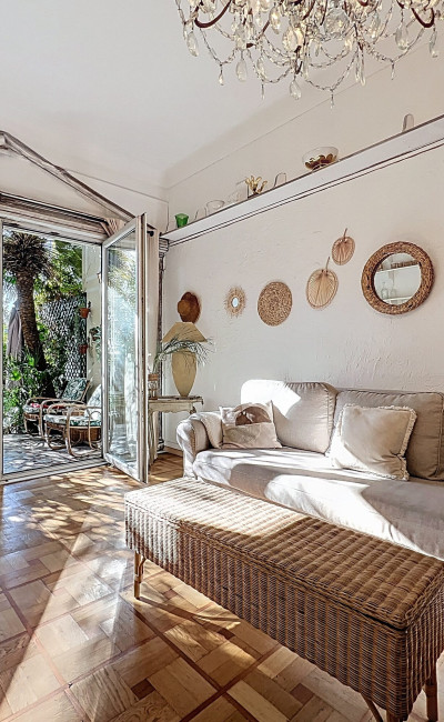 Appartement en rez-de-jardin face à la mer Nice Promenade des Anglais