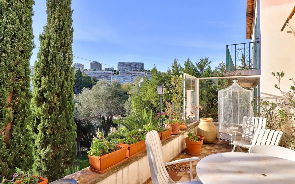 Nice Bas Fabron – Rare – Gorgeous Bastide to be Renovated Close to the Sea and Shops