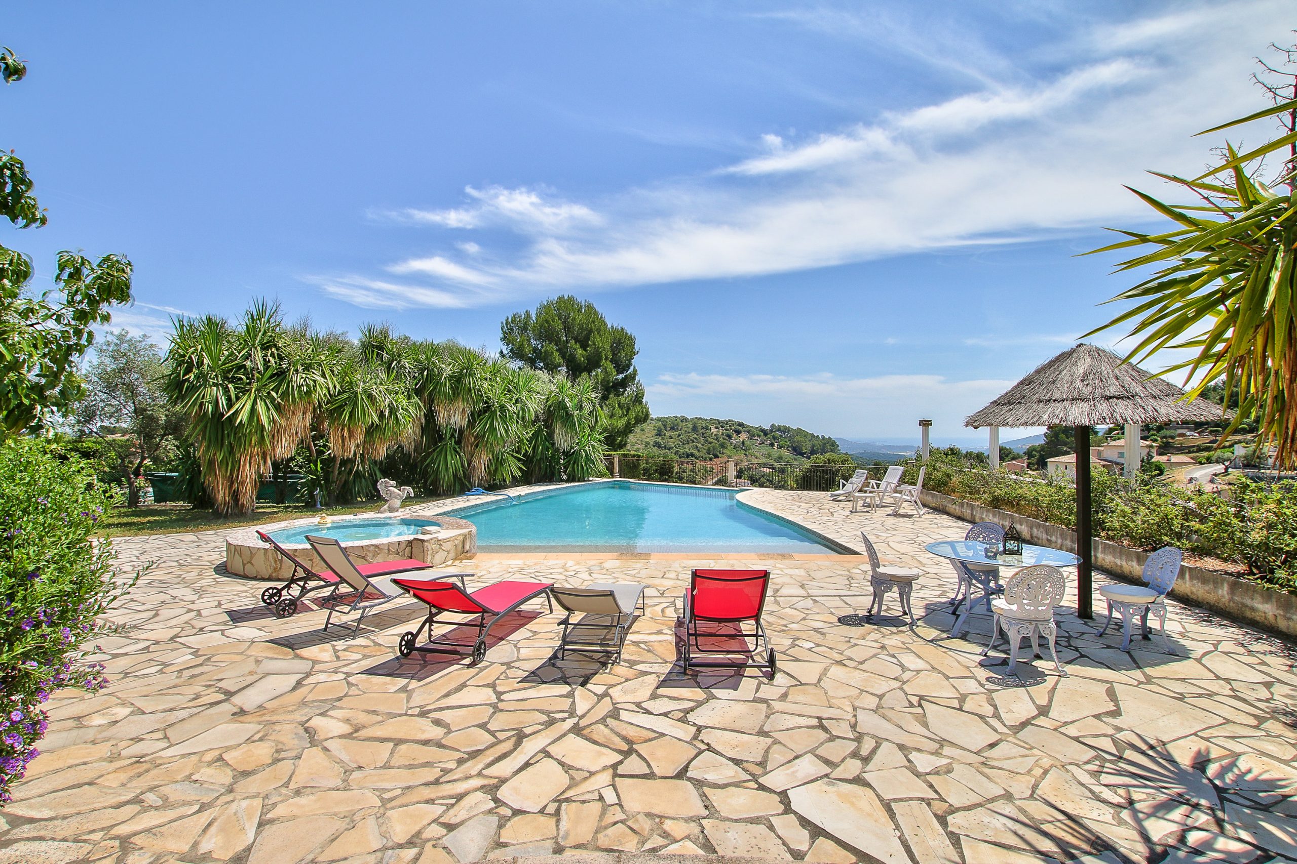 Peymeinade – Spacieuse Villa avec piscine à débordement