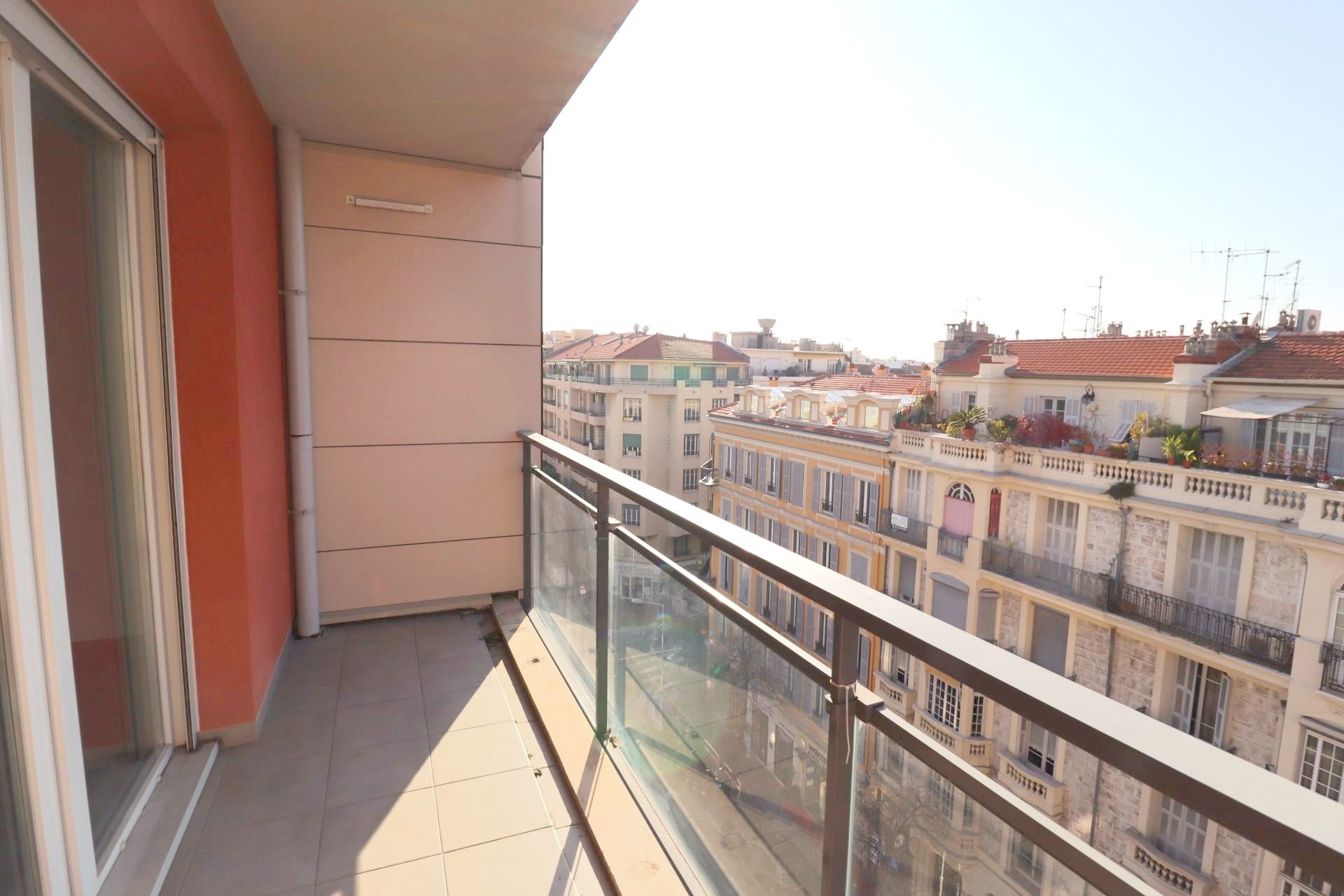 Nice Promenade – Lumineux appartement en 7ème étage avec balcon au sein d’une résidence neuve.