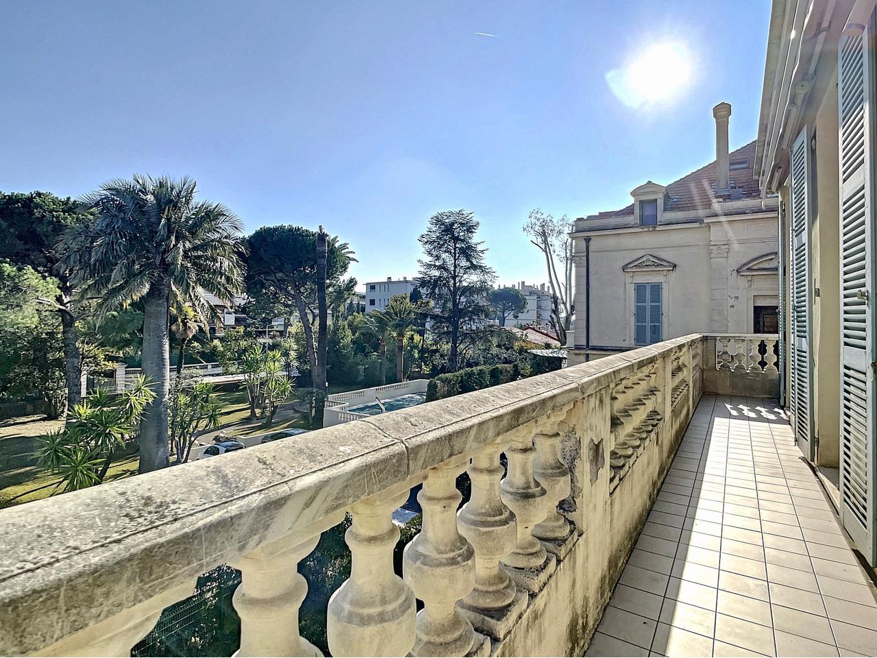 Nice Cimiez – Au dernier étage avec terrasse dans copropriété avec piscine