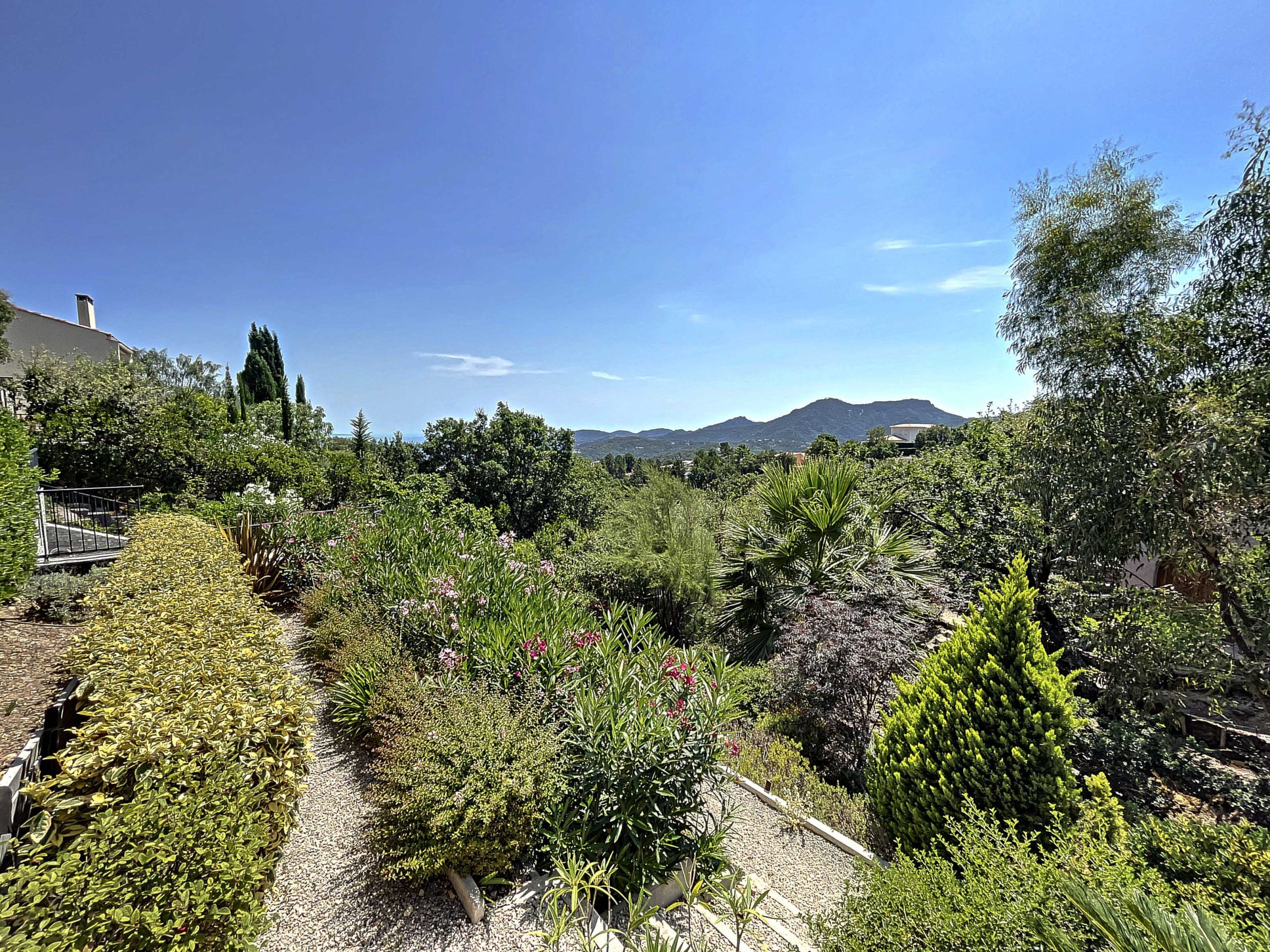 Les Adrets de l’Esterel – Villa d’architecte d’exception avec vue panoramique