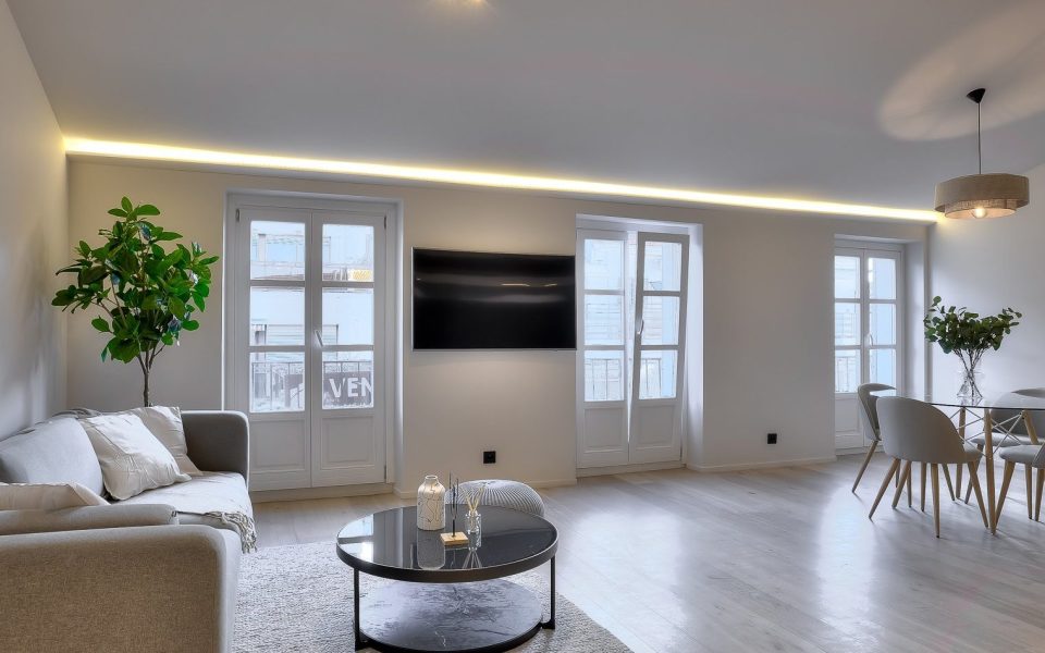 Nice – Coulée Verte – 2/3 bedroom renovated apartement with balcony facing South