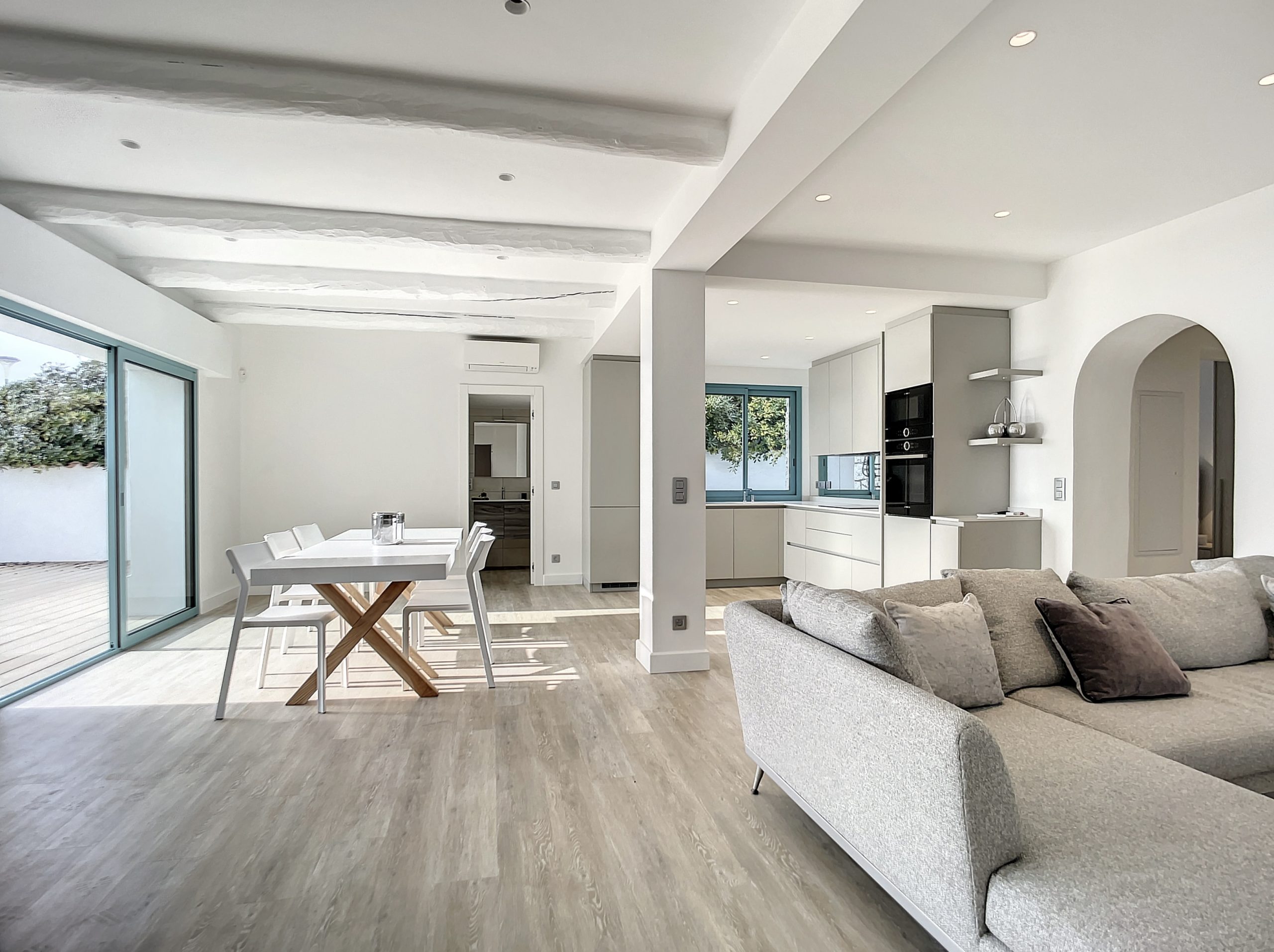 Villeneuve Loubet – Magnifique villa les pieds dans l’eau