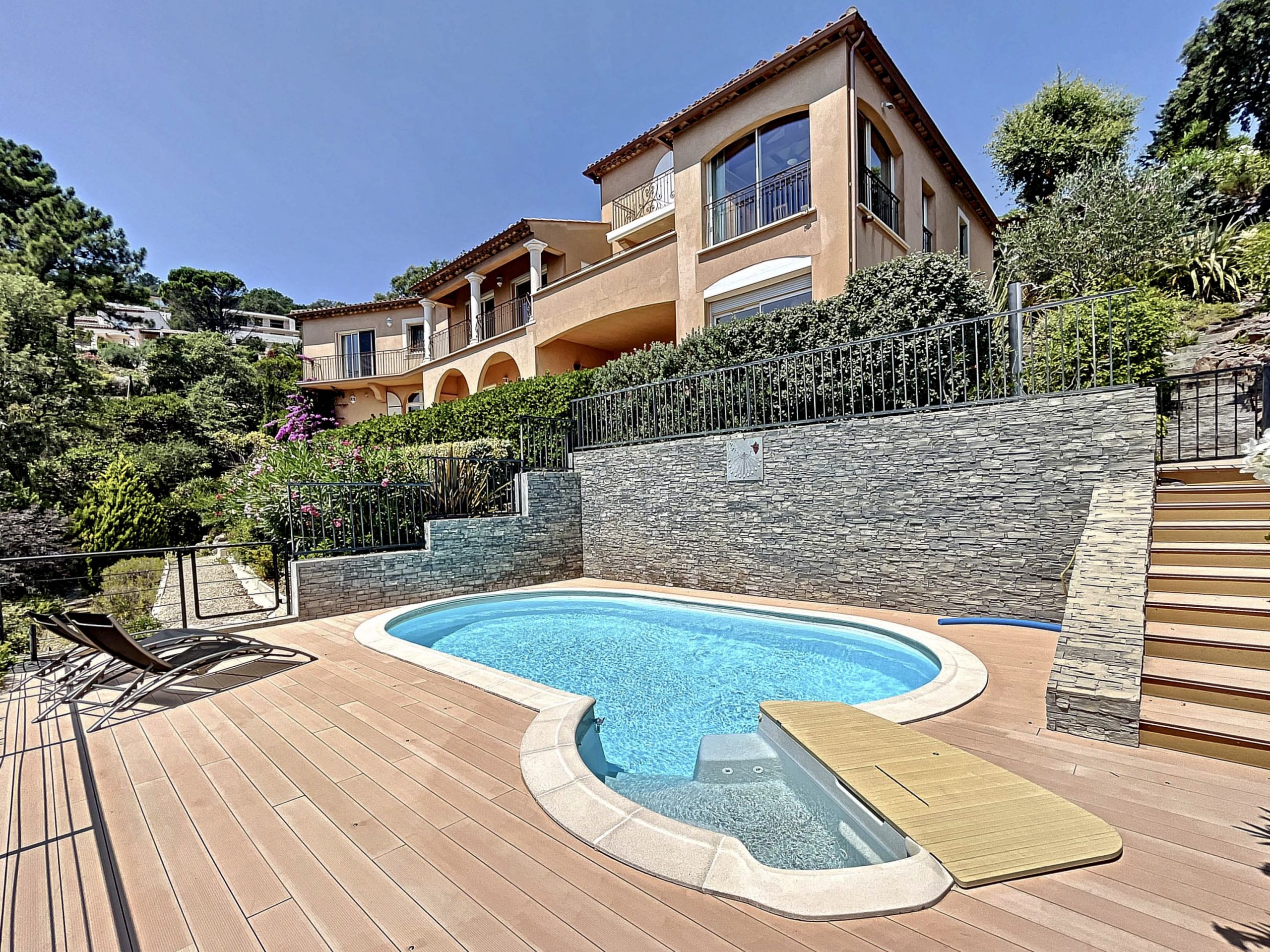 Les Adrets de l’Esterel – Villa d’architecte d’exception avec vue panoramique