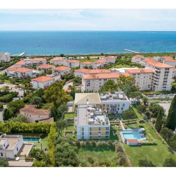 Antibes –  Large 2 Bedroom Apartment in Residence with Swimming Pool