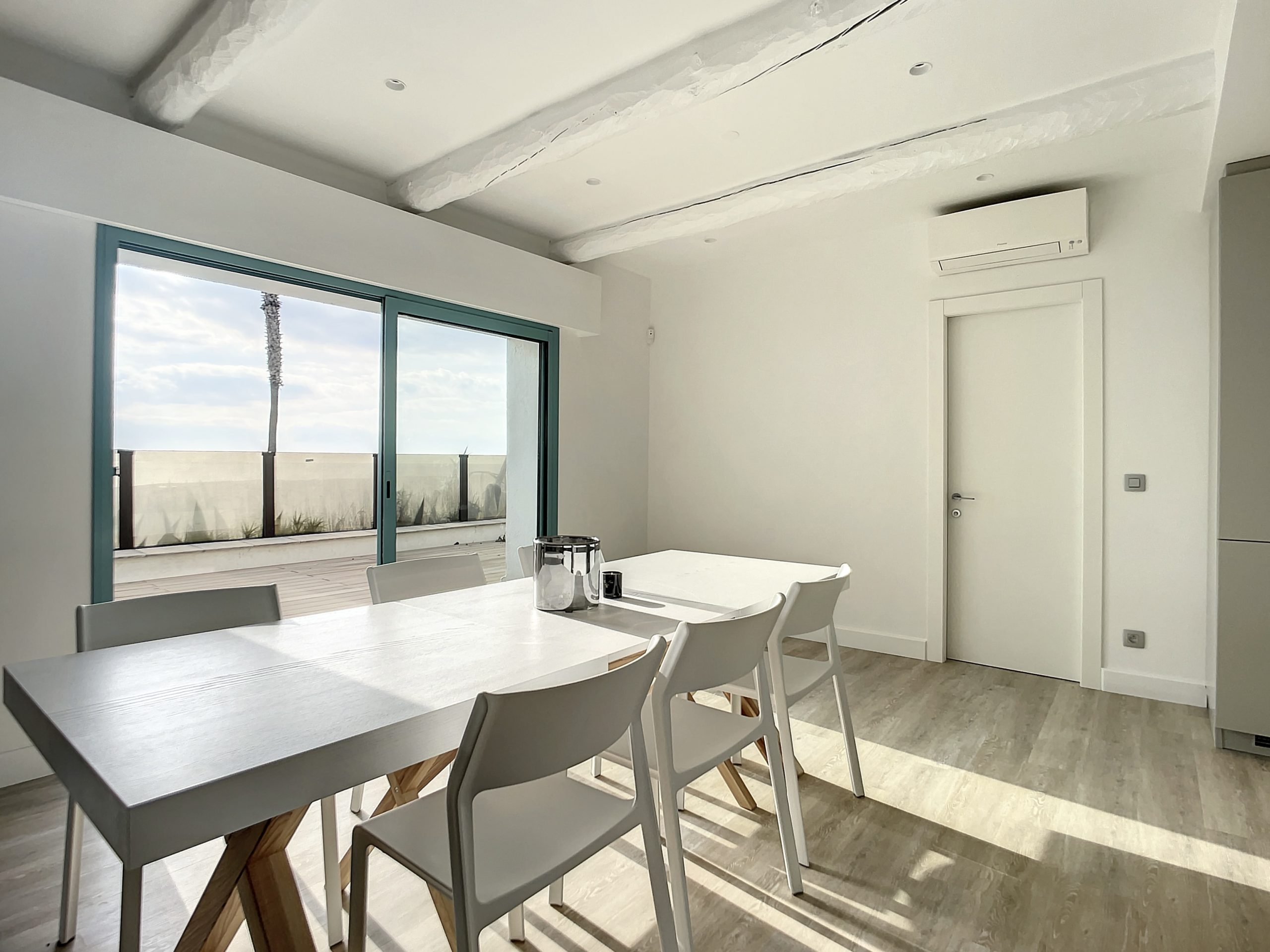 Villeneuve Loubet – Magnifique villa les pieds dans l’eau