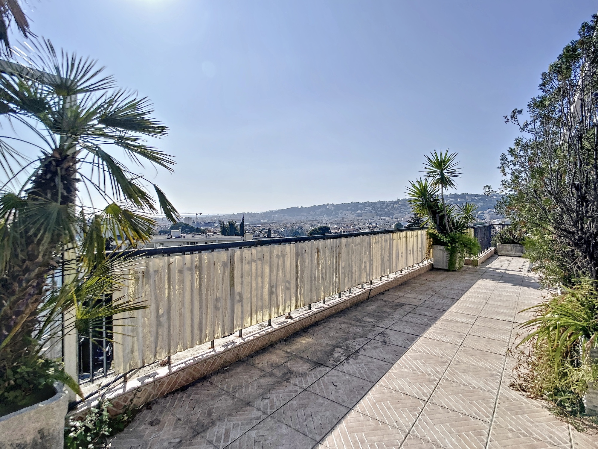 Coeur Cimiez – Atypique 3 pièces en dernier étage avec terrasse et vue panoramique mer et ville