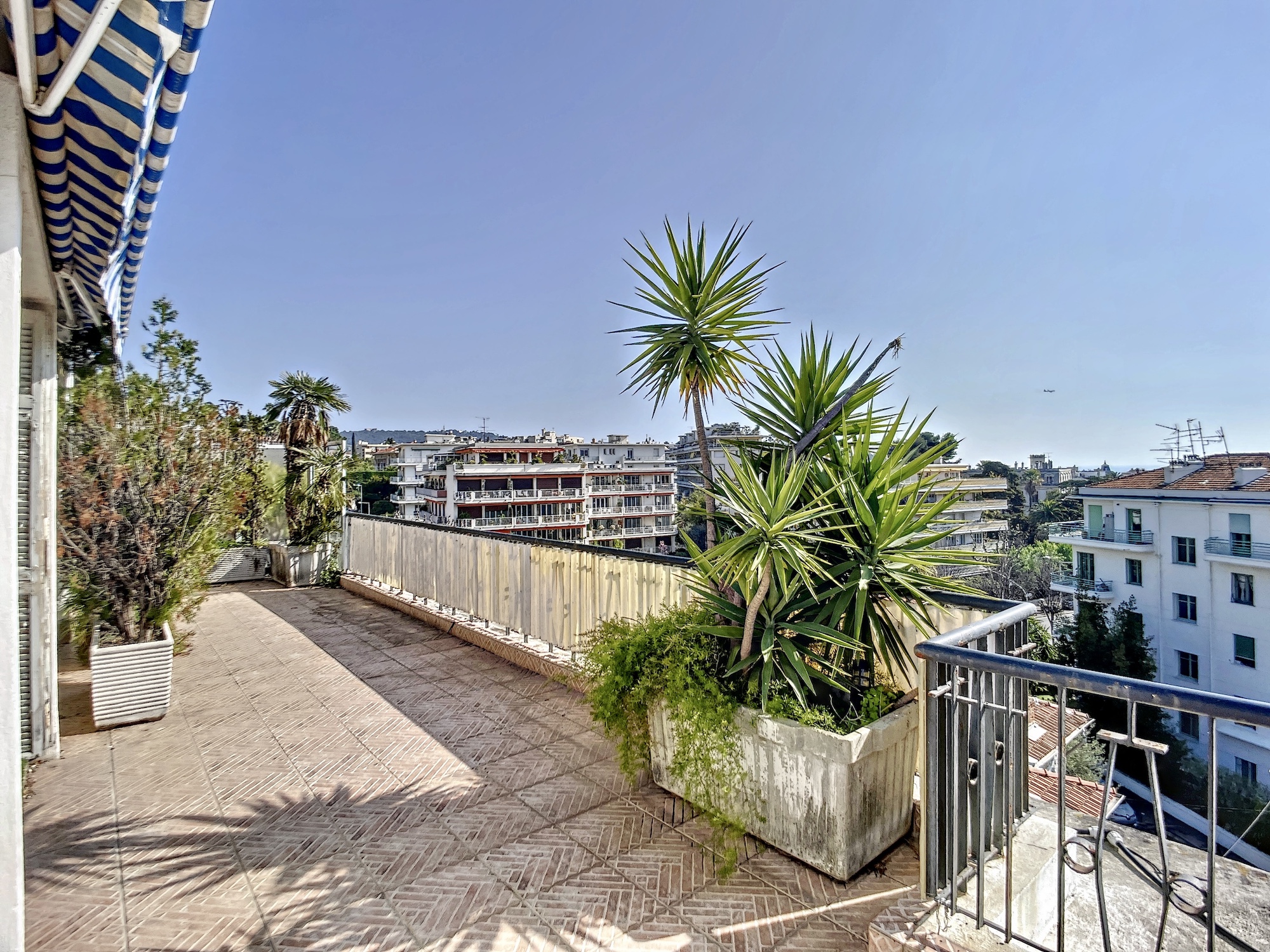 Coeur Cimiez – Atypique 3 pièces en dernier étage avec terrasse et vue panoramique mer et ville