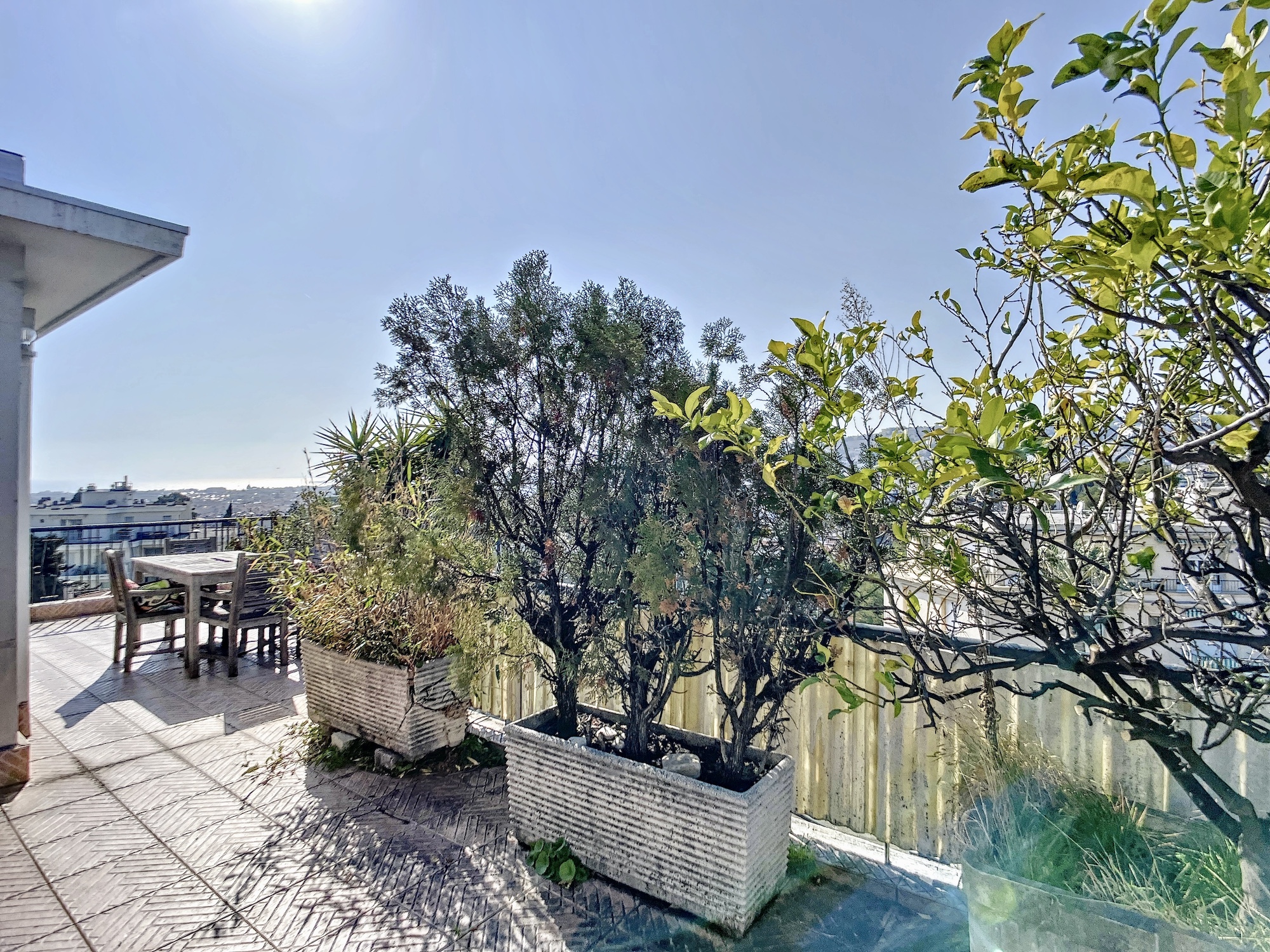 Coeur Cimiez – Atypique 3 pièces en dernier étage avec terrasse et vue panoramique mer et ville