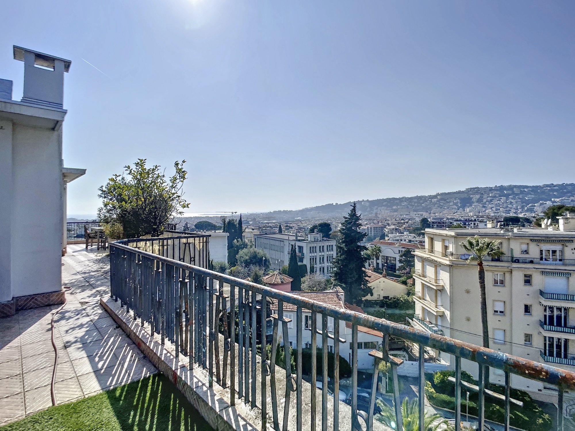 Coeur Cimiez – Atypique 3 pièces en dernier étage avec terrasse et vue panoramique mer et ville