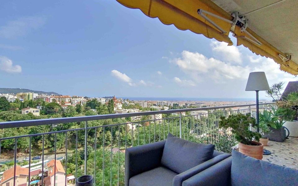 Grazioso bilocale di 51 m² con terrazza e vista ininterrotta sulla città e sul mare : photo 2