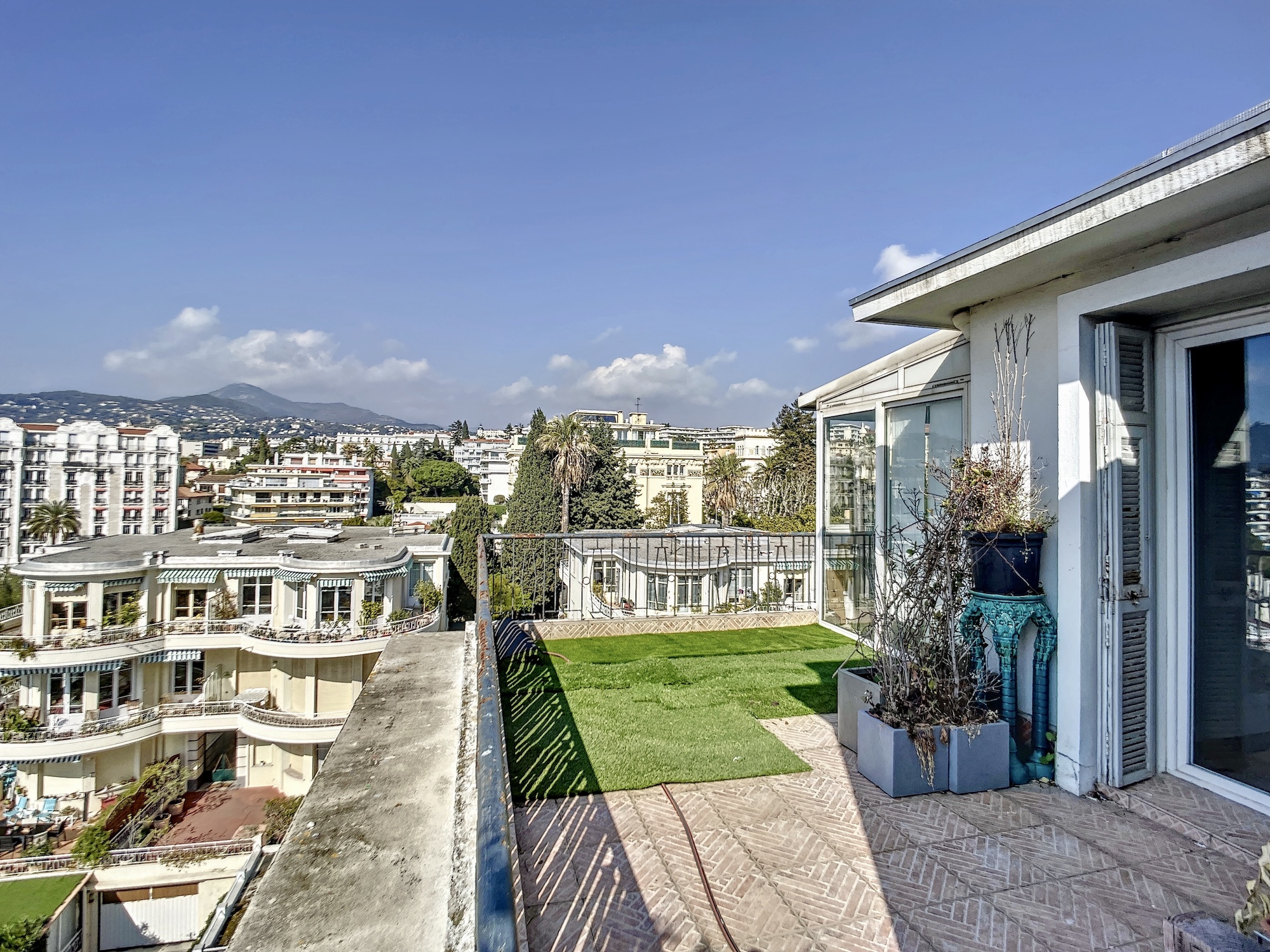 Coeur Cimiez – Atypique 3 pièces en dernier étage avec terrasse et vue panoramique mer et ville
