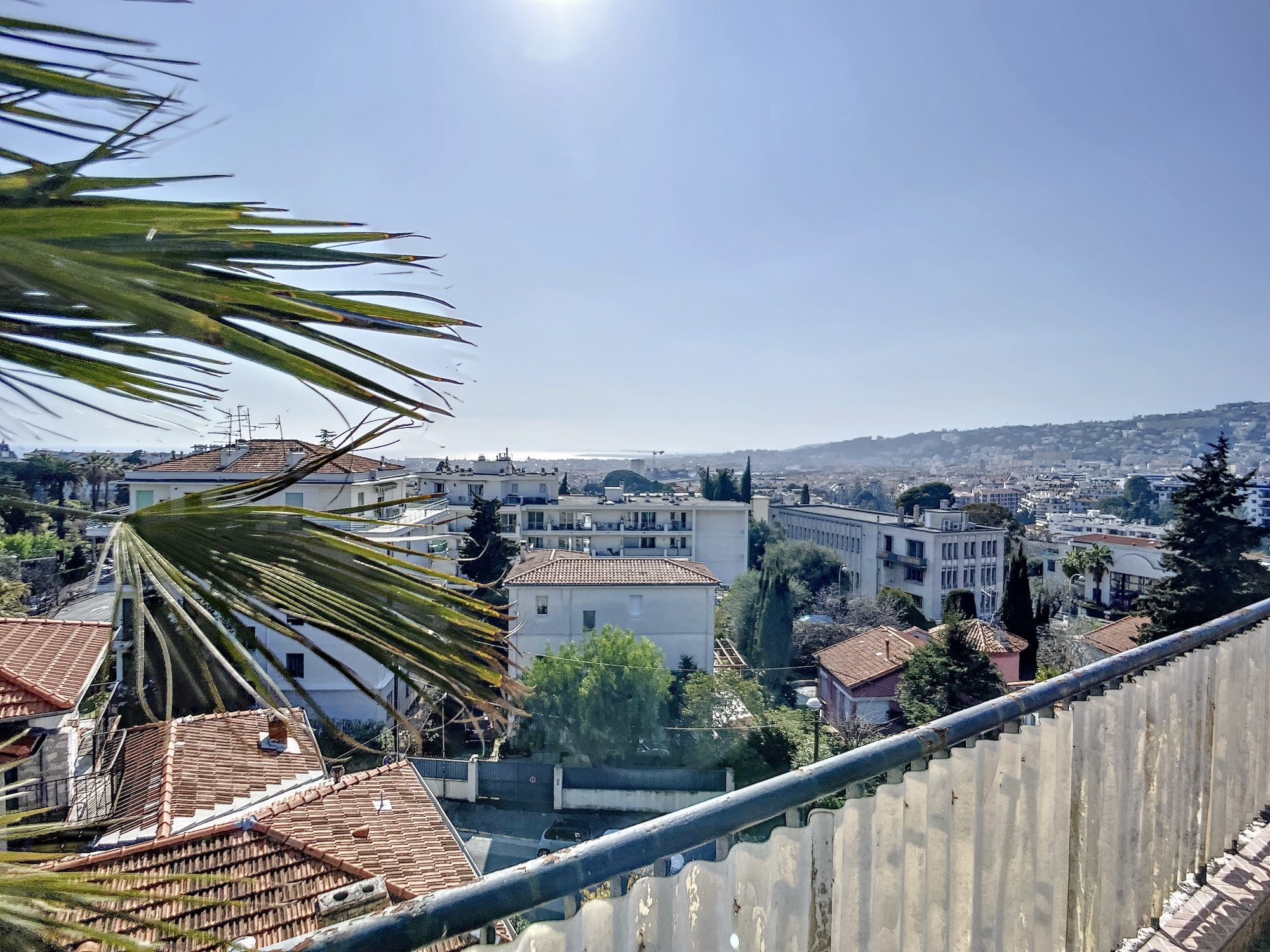 Coeur Cimiez – Atypique 3 pièces en dernier étage avec terrasse et vue panoramique mer et ville