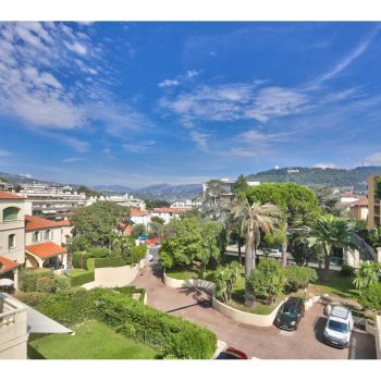 Nice Cimiez  – Dernier étage grand 4 pièces dans Hôtel Particulier Belle Epoque avec terrasse