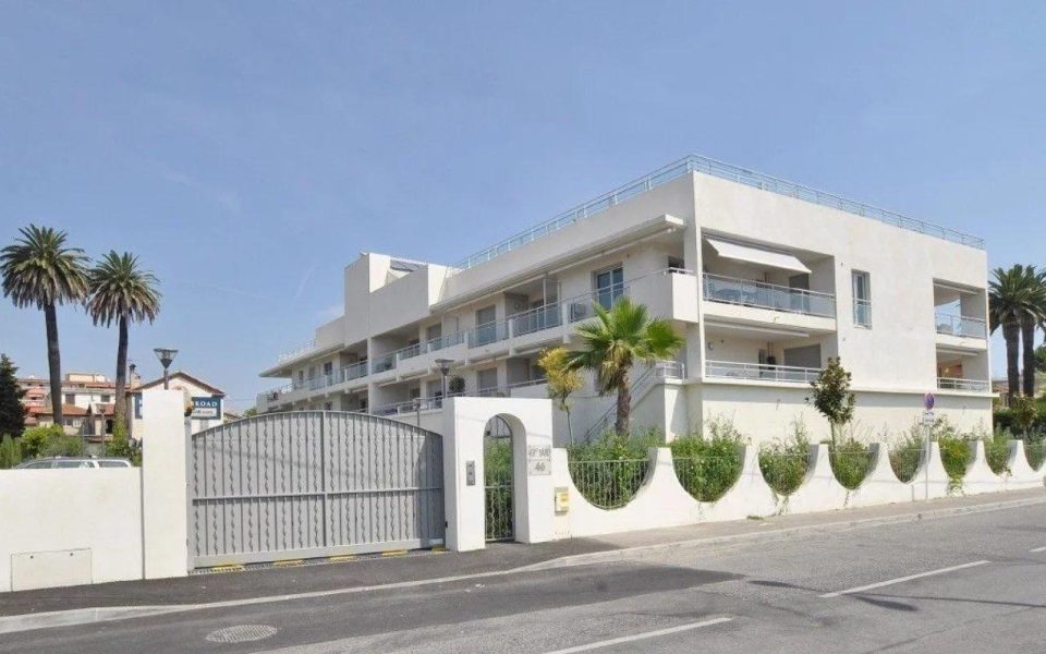Juan les Pins –  Récent One Bedroom Apartment 52 sqm With Sea View