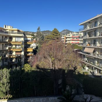 Nizza Cimiez – Piacevole monolocale di 30 m2 all’ultimo piano con balcone e vista ininterrotta