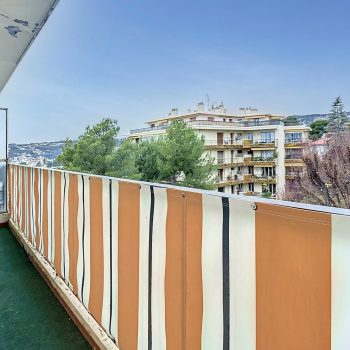 Nice Cimiez – Agréable studio 30 m2 en dernier étage avec balcon et vue dégagée