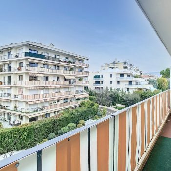Nizza Cimiez – Piacevole monolocale di 30 m2 all’ultimo piano con balcone e vista ininterrotta
