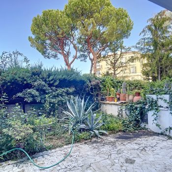 Cimiez/Parc Monceau : Ampio 3 locali di 82,82 m² con giardino da ristrutturare