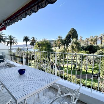 Large 3-room apartment of 81.8 sqm offering a magnificent view of the sea and its park.