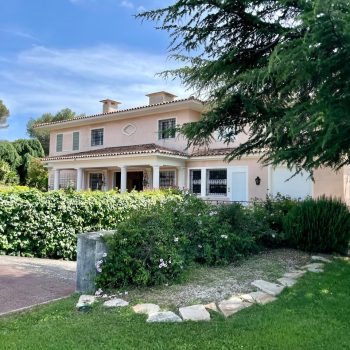 An exceptional property on the heights of Nice.