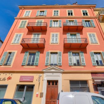 Beautiful 88 sqm 3-room apartment with exterior in the heart of Nice