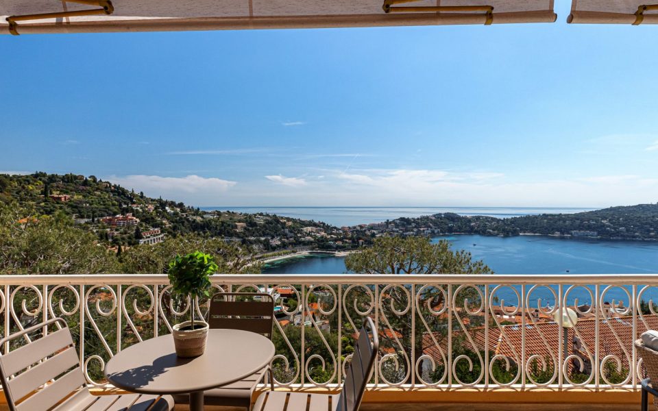 Villefranche-sur-mer – Corne d’Or – Magnifique 3 pièces entièrement rénové avec terrasse et vue mer panoramique