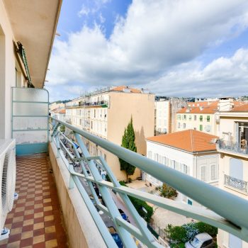 Nice – Superbe 2 pièces 67 m2 rénové en étage élevé avec terrasse vue dégagée