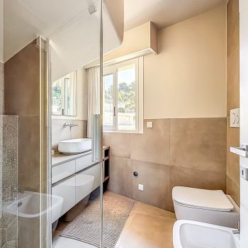Roquebrune-Cap-Martin – Appartement avec terrasse, vue mer, piscine et dépendance