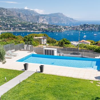 Nice Mont Boron – Sublime villa avec une piscine à débordement plongeant sur la Baie de Villefranche