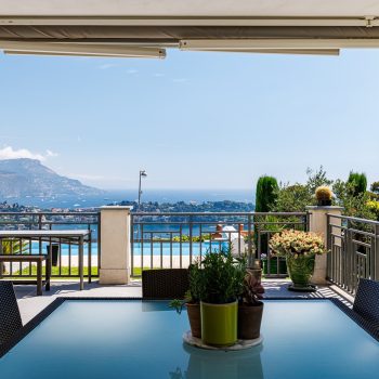 Nice Mont Boron – Sublime villa avec une piscine à débordement plongeant sur la Baie de Villefranche