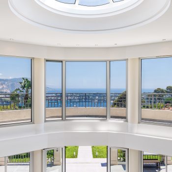 Nice Mont Boron – Sublime villa avec une piscine à débordement plongeant sur la Baie de Villefranche