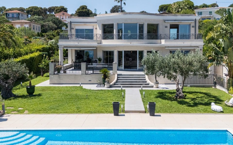 Nice Mont Boron – Sublime villa avec une piscine à débordement plongeant sur la Baie de Villefranche