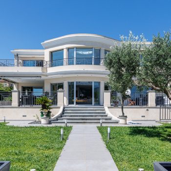 Nice Mont Boron – Sublime villa avec une piscine à débordement plongeant sur la Baie de Villefranche
