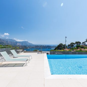 Nice Mont Boron – Sublime villa avec une piscine à débordement plongeant sur la Baie de Villefranche